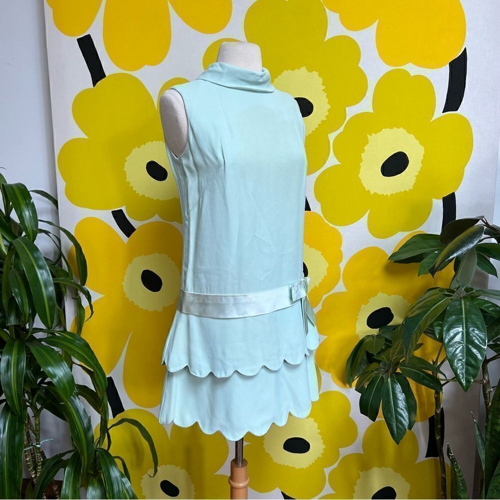 Mod Vintage 1960s / 1970s Mint Scalloped Bow Accent Drop Waist Mock Neck Dress - Picture 6 of 9